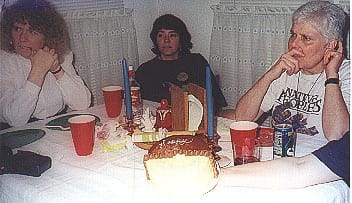 Silkenfest 1999, participants eating cake